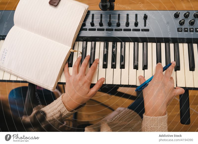 Frau spielt Synthesizer und kreiert einen Song komponieren Gesang Musik Klavier spielen kreieren Musiker heimwärts Klang Melodie Instrument Talent Inspiration