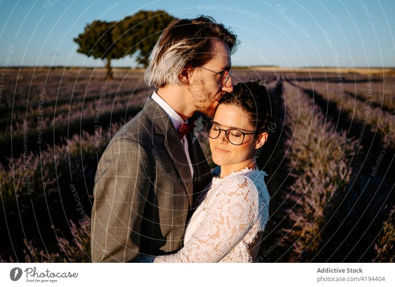 Frischvermählte in der Abenddämmerung auf einem Feld stehend Paar Jungvermählter romantisch Kuss Natur Valentinsgruß Angesicht zu Angesicht Anlass Zuneigung