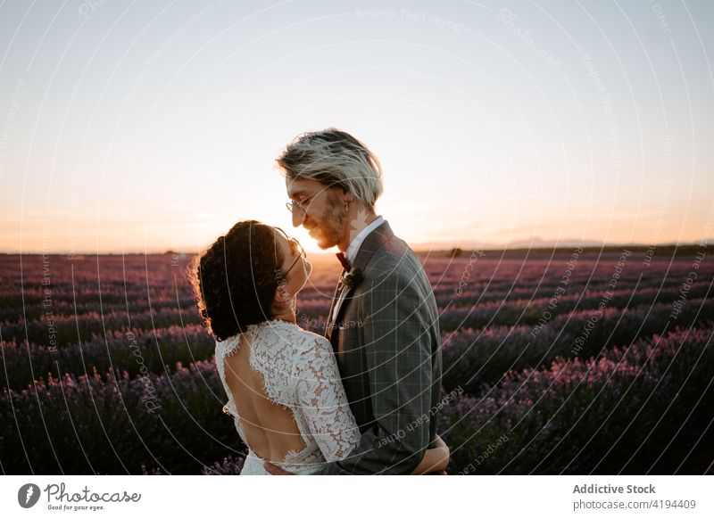 Frischvermählte in der Abenddämmerung auf einem Feld stehend Paar Jungvermählter Sonnenuntergang romantisch Natur Valentinsgruß Angesicht zu Angesicht Anlass