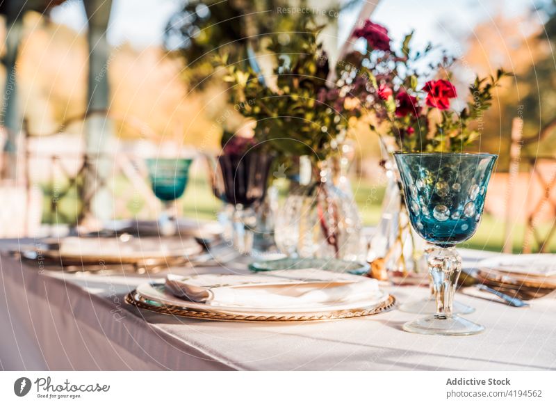 Banketttisch mit Weingläsern neben Teller und Besteck Haufen Vase Veranstaltung Blume Rezeption Tisch feiern festlich Festessen elegant Dekor Blumenstrauß