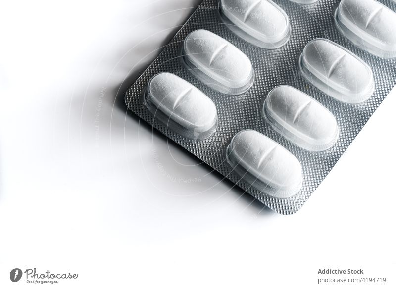 Blister auf weißem Schreibtisch Tablette Pharma Rudel Medikament Schmerztablette Medizin sortiert Dosis verschiedene Leckerbissen Antibiotikum Textur Kunststoff