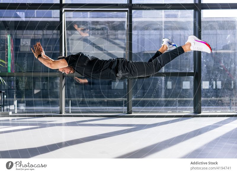 Mann bei einer Übung im Fitnessstudio während des Trainings Sportler springen Aktivität anstrengen in der Luft Energie dynamisch üben männlich physisch Ausdauer