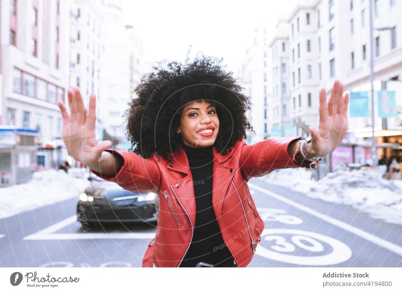 Fröhlich schwarz zeigt Rahmen Geste auf Stadt Straße Frau gestikulieren froh manifestieren Stil Optimist Individualität cool Freude Glee Zahnfarbenes Lächeln