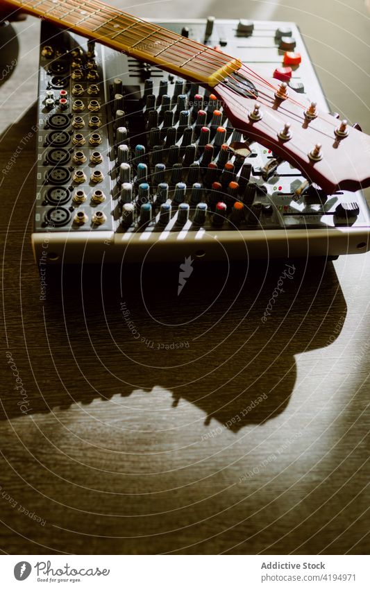 Mischpult auf dem Tisch Party Klang Musik Gerät Kontrolle zeigend Leistung niemand Audio digital professionell elektronisch Schalter Lautstärke Equalizer laut