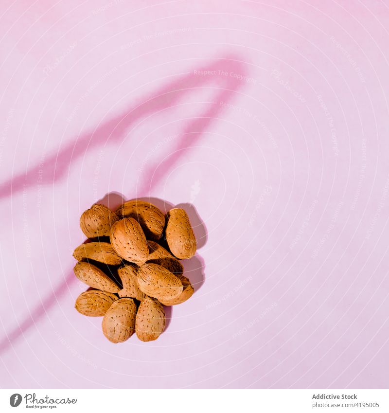 Reihen von knusprigen Mandeln auf hellem Hintergrund Nut einzigartig ungewöhnlich Konzept Snack Protein natürlich Vitamin knackig organisch Produkt Knusprig