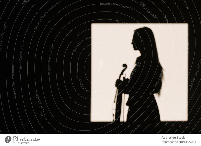 Musiker stehend mit Geige in leerem Raum Frau Hobby akustisch Freizeit Silhouette Instrument klassisch Kunst Schnur Denken ruhig Konzentration professionell