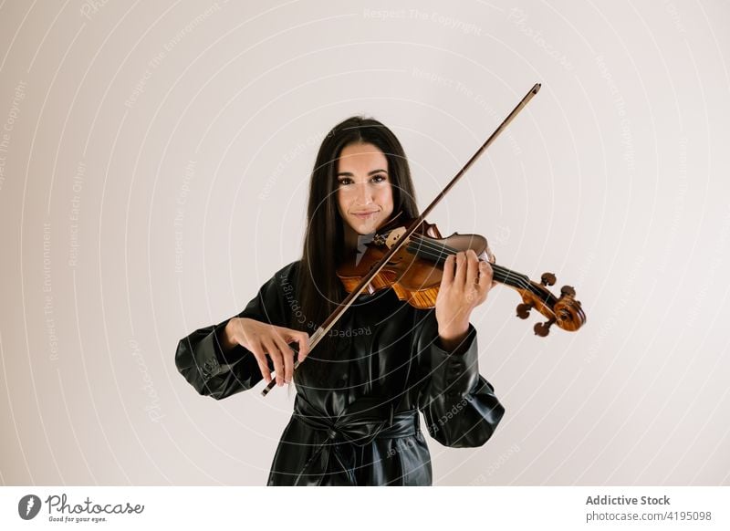 Musiker spielt Geige während einer Probe im Studio Frau Künstler Instrument Melodie Fähigkeit Kunst instrumentell klassisch üben Geiger Spieler Fokus Talent