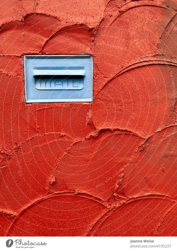 Blauer Briefkasten in roter Stuckwand. Mauer Post rote Wand blau Farbfoto Außenaufnahme Zaun Kommunizieren schreiben Haus Fassade Textfreiraum unten tagsüber
