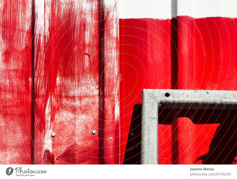 Weiße Wand mit leuchtend roter Farbe und Metallrahmen. weiß Farbfoto Außenaufnahme Tag Gebäude leuchtende Farben rote Farbe Pinselstriche sonniger Tag