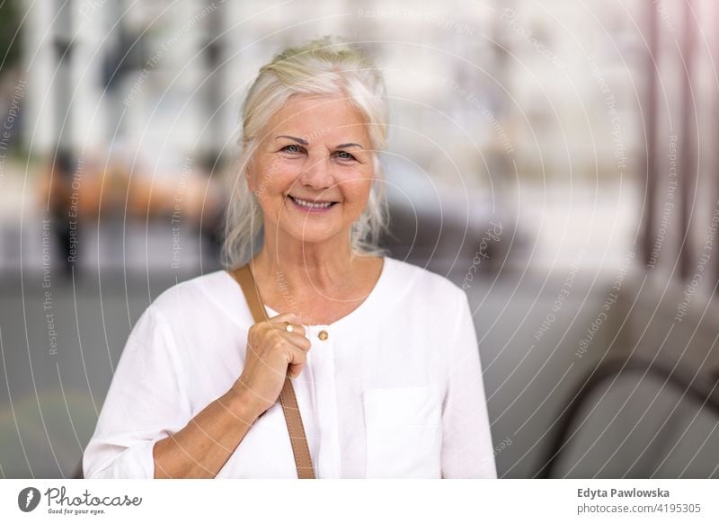 Porträt der älteren Frau lächelnd in der Stadt Senior Menschen in den Ruhestand getreten Freizeit Stehen selbstbewusst attraktiv urban Großstadt Straße positiv