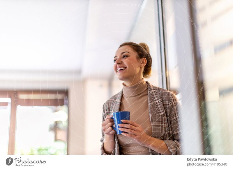 Lächelnde Geschäftsfrau mit Kaffeepause in der Büroküche Frau Mädchen Menschen Unternehmer Business gelungen Erfolg professionell jung Erwachsener Lifestyle
