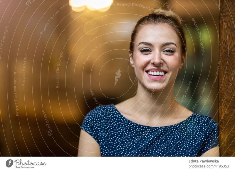 Lächelnde Frau im Büro schaut in die Kamera Mädchen Menschen Unternehmer Business Geschäftsfrau gelungen Erfolg professionell jung Erwachsener Lifestyle