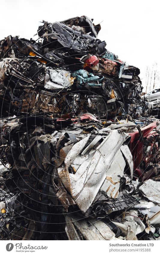Verschrottete Autos im Fahrzeug-Recyclingzentrum zerkleinert PKW zerdrückt Brecher Unfall Schiffswrack Absturz Schadensregulierer Versicherung Anspruch sofort