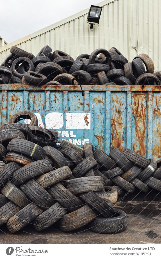 Stapel von Reifen aus verschrotteten Autos im Fahrzeug-Recyclingzentrum PKW Unfall Schiffswrack Absturz Schadensregulierer Versicherung Anspruch sofort