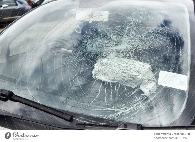 Nahaufnahme der zertrümmerten Windschutzscheibe eines vandalisierten Autos PKW zerschlagen gebrochen geknackt Glas Parkplatz Vandalismus Versicherung Anspruch