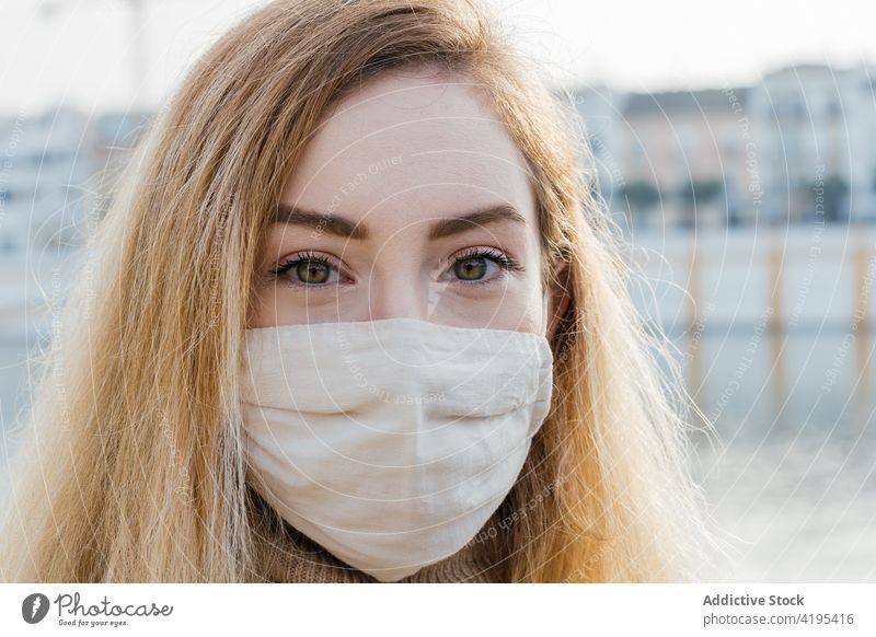 Frau mit Schutzmaske in der Stadt Mundschutz behüten Coronavirus Großstadt neue Normale verhindern Bund 19 Sicherheit Seuche Ausbruch COVID Windstille Infektion