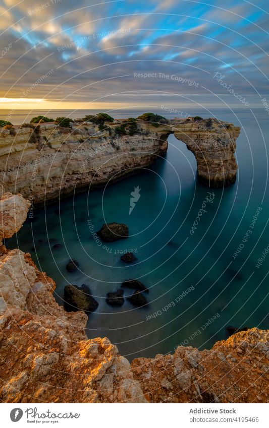 Massive Felsen an der Küste bei Sonnenuntergang MEER Natur Landschaft Hochland Meer massiv majestätisch hoch malerisch Formation Portugal Region Algarve Stadt
