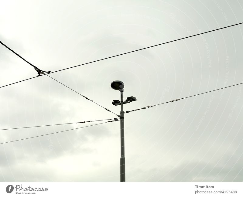 Unter Spannung Mast Lampe Kabel Leitungen Himmel Wolken Elektrizität Außenaufnahme Beleuchtung Menschenleer Licht