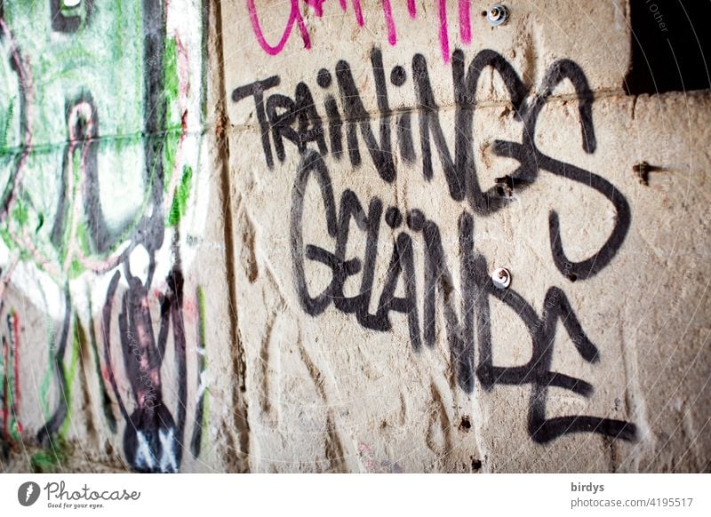 Trainingsgelände für Sprayer, Graffiti in einer alten Fabrikhalle Schriftzeichen trainieren üben Kreativität Wand Jugendkultur Subkultur verlassenes Gebäude