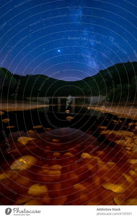 Malerischer Blick auf den nächtlichen Sternenhimmel über einem Fluss in einer Bergregion sternenklar Himmel Landschaft Nacht Berge u. Gebirge Hochland dunkel