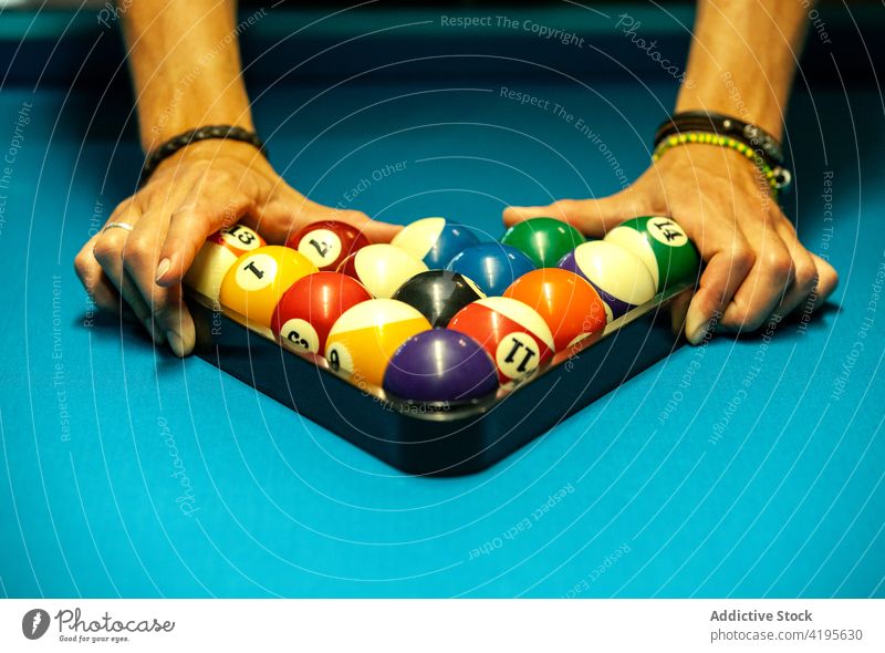 Ethnischer Mann bereitet Snookerkugeln für das Spiel vor Ball Pyramiden Fokus Pool spielen Billard Konzentration Gerät Freizeit männlich wettbewerbsfähig Hobby