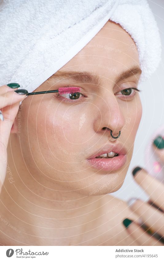 Crop Queer Augenbrauen Make-up mit Applikator Transgender Mann Schönheit Kosmetik Vorschein Gesicht Bürste Porträt Maniküre Piercing Teint schwul rein Haut