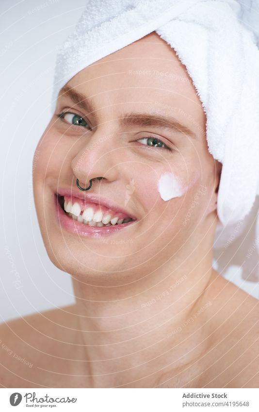 Transgender-Mann trägt Feuchtigkeitscreme auf die Wangen auf schwul bewerben Sahne Schönheit Hautpflege Gesichtsbehandlung feminin Porträt nahrhaft