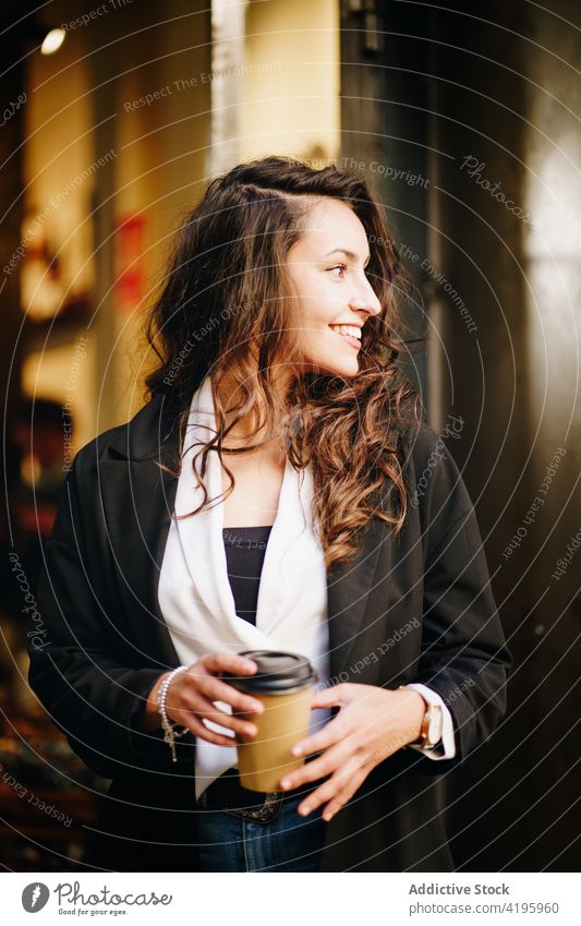 Elegante Geschäftsfrau mit Kaffee zum Mitnehmen Imbissbude Großstadt Unternehmer trinken Frau Stil smart lässig positiv urban Getränk Lächeln Pappbecher Straße