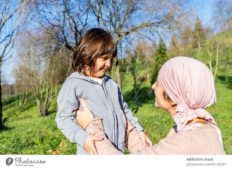 Kranke Mutter steht mit Tochter im Park Frau Zusammensein Krebs Liebe Partnerschaft Sommer Glück Krankheit Eltern Lächeln sich[Akk] entspannen Konzept rosa