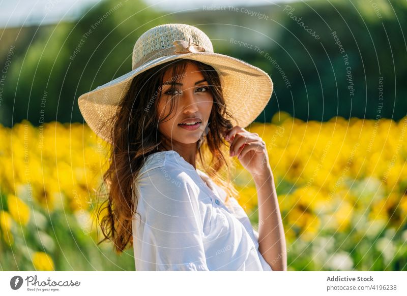 Junge Frau in einem Sonnenblumenfeld im Sommer Feld sorgenfrei Blume gelb Blütezeit genießen Glück stehen Natur positiv Wiese Landschaft jung Optimist natürlich