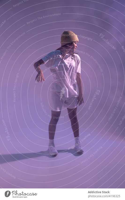 Schwarzes Teenager-Mädchen tanzt Freestyle im Studio Tänzer Hobby Tanzen cool Hip-Hop sich[Akk] bewegen Bewegung Energie neonfarbig Licht Stil dynamisch