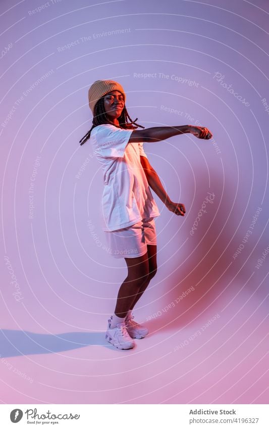 Schwarzes Teenager-Mädchen tanzt Freestyle im Studio Tänzer Hobby Tanzen cool Hip-Hop sich[Akk] bewegen Bewegung Energie neonfarbig Licht Stil dynamisch