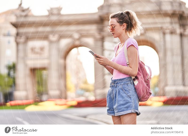 Reisende Teenagerin, die auf ihrem Smartphone die Richtung überprüft Frau prüfen benutzend erkunden Suche reisen Regie Örtlichkeit navigieren Telefon Anschluss