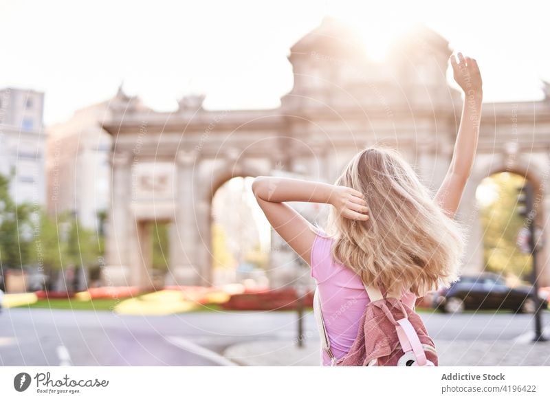 Fröhliche junge Frau, die ihren Urlaub auf einer Straße in der Stadt genießt Glück Teenager genießen Feiertag reisen Spaß sorgenfrei Vergnügen heiter