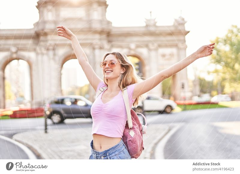 Fröhliche junge Frau, die ihren Urlaub auf einer Straße in der Stadt genießt Glück Teenager genießen Feiertag reisen Spaß sorgenfrei Vergnügen heiter