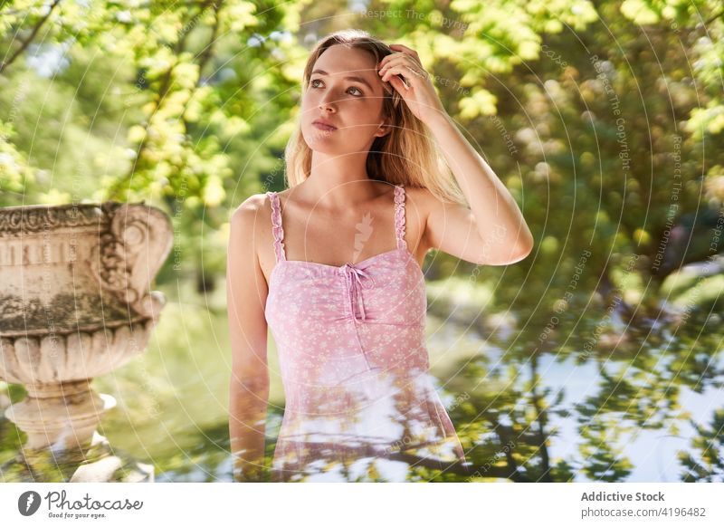 Nachdenkliche junge Frau im grünen Park Teenager Freude Individualität Baum charmant Sommerzeit Jugendlicher Kleid Madrid Europa Spanien Laubwerk Pflanze