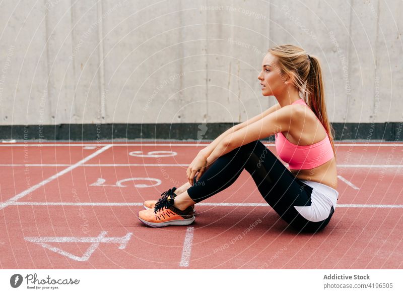 Blonde Sportlerin beim Ausruhen auf der Strecke blond Großstadt laufen rennen Übung Lifestyle Gesundheit attraktiv Sportbekleidung Vorbereitung Athlet Frau