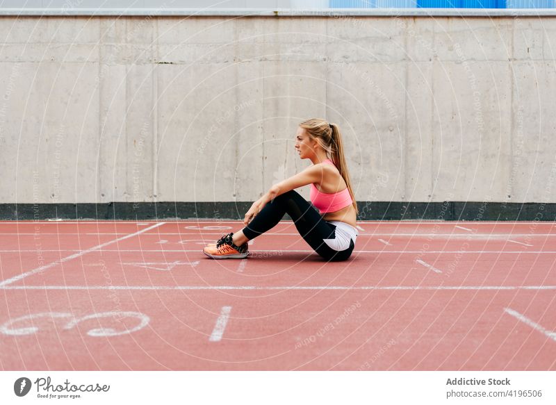 Blonde Sportlerin beim Ausruhen auf der Strecke blond Großstadt laufen rennen Übung Lifestyle Gesundheit attraktiv Sportbekleidung Vorbereitung Athlet Frau