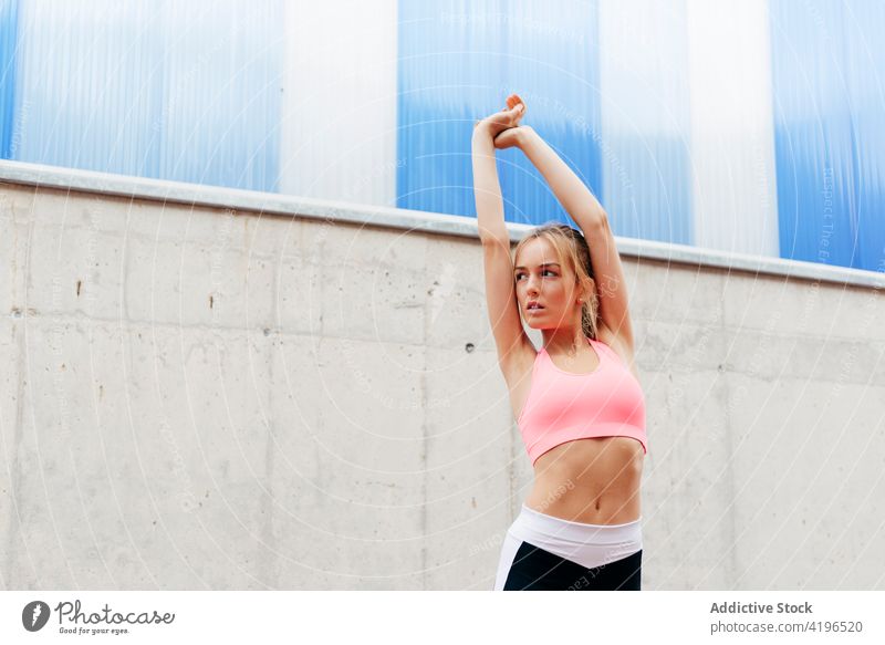 Sportlerin beim Stretching auf der Straße attraktiv stark Training Kaukasier Vorbereitung passen Frau Energie Jogger im Freien Ausdauer Gebäude üben rennen