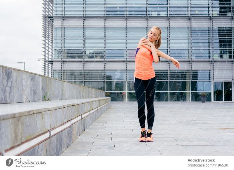 Sportlerin beim Stretching auf der Straße attraktiv stark Training Kaukasier passen Frau Energie Jogger im Freien Ausdauer Ganzkörper Gebäude rennen Aktivität