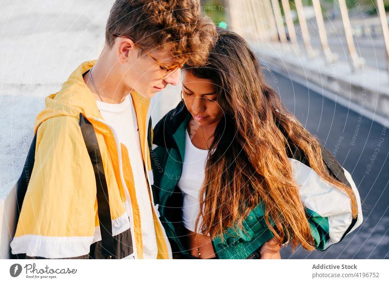 Abgeschnittenes Paar Jugendlicher, die auf die Straße schauen Junge Brücke Kaukasier Großstadt farbenfroh Tageslicht Freunde Freundschaft Mädchen hispanisch
