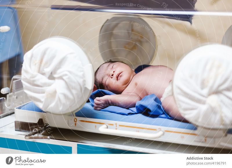 neugeborenes lateinamerikanisches Kind in einem Inkubator eines mexikanischen Krankenhauses in Mexiko-Stadt Schwangerschaft verfrüht Blut Körper Sohn