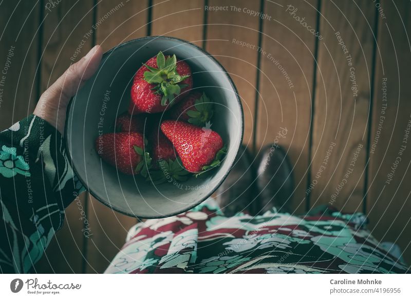 Frau hält eine Schale mit frischen, knackigen Erdbeeren in der Hand Gesundheit Essen Kulinarik Frucht Vitamin Frühstück Lebensmittel Ernährung
