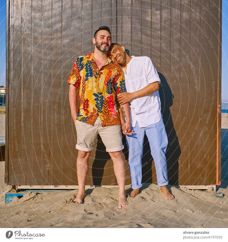 ein schwules Paar am Strand an einem sonnigen Tag Liebe lgtb 25-29 Jahre Paar - Beziehung Leidenschaft Freizeitaktivitäten Teilen