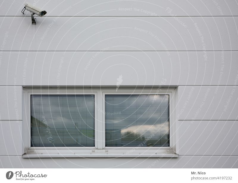 Überwachungskamera Gebäude Fassade Wand beobachten Videokamera Sicherheit Überwachungsstaat Videoüberwachung Hauswand Kontrolle Schutz überwachen Wachsamkeit