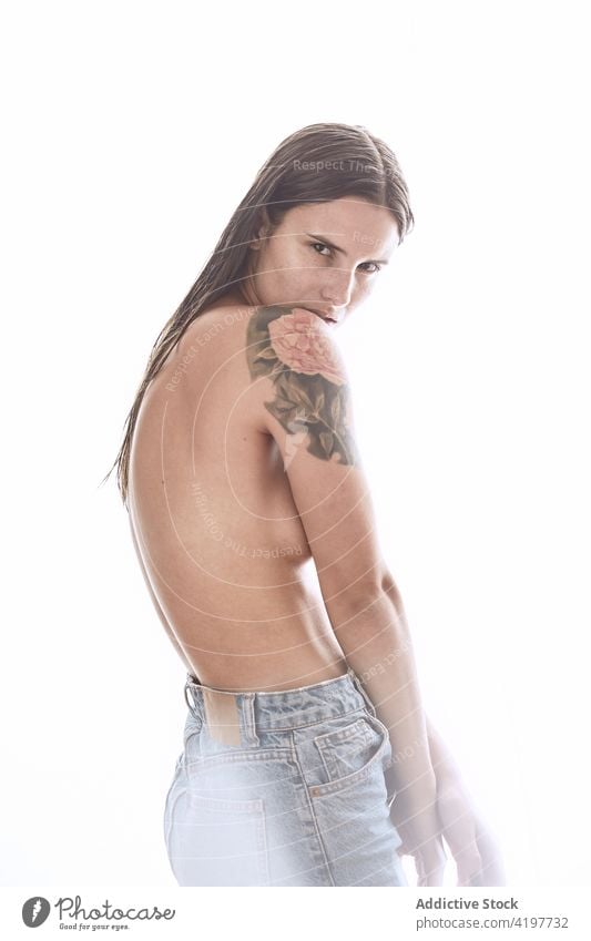 Topless Frau mit Tattoo im Studio oben ohne itim unverhüllt Figur Tierhaut Brust erotisch sexy natürlich stehen Studioaufnahme sinnlich Körperhaltung Begierde