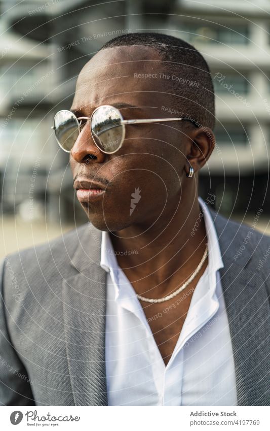 Stilvoller, maskuliner, schwarzer Geschäftsmann mit moderner Sonnenbrille Mode Individualität Macho unabhängig formal cool Porträt Mann Accessoire