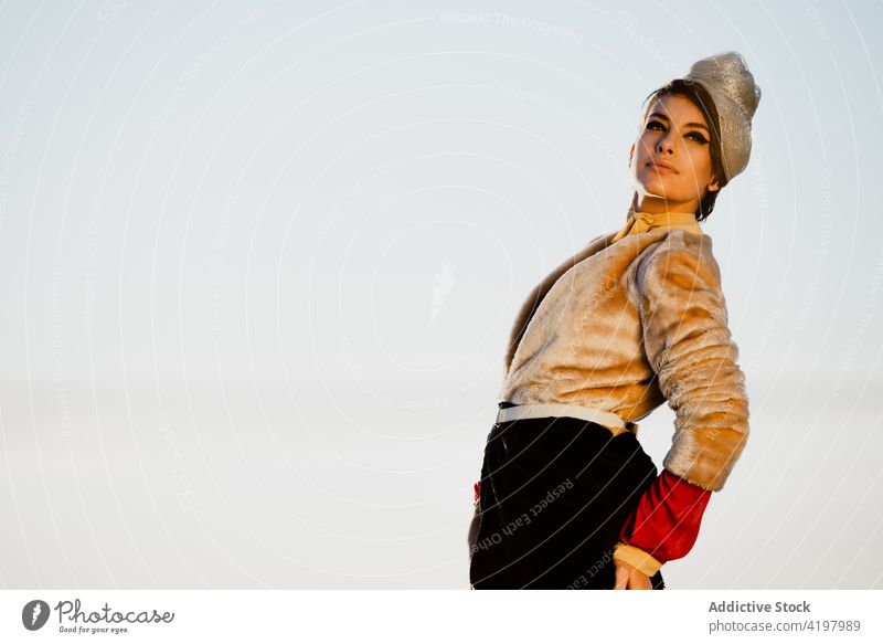 Stilvolles Modell in Vintage-Hut auf hellem Hintergrund klassisch altehrwürdig feminin Individualität verträumt Frau Porträt Fell Stoff Kleidungsstück