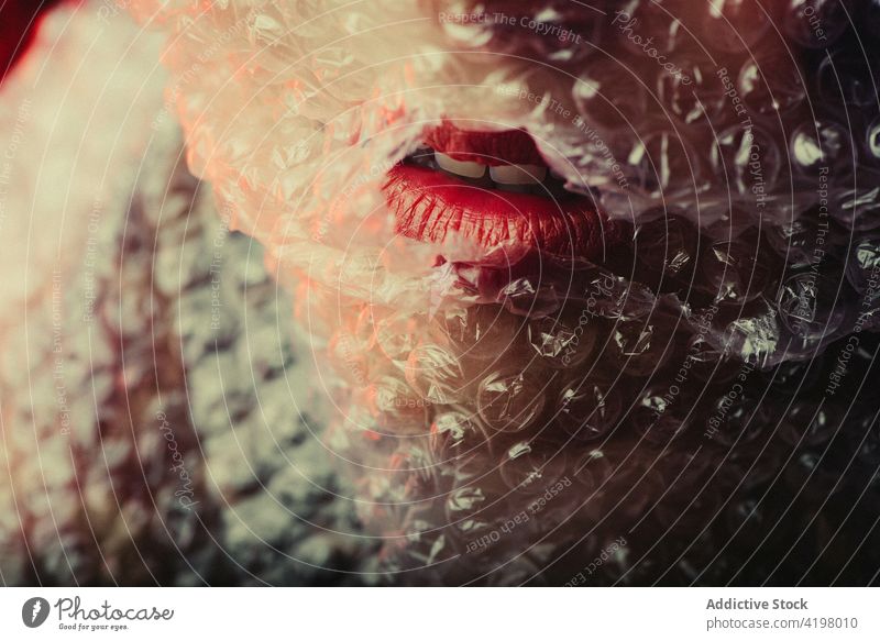 Sinnliche Frau mit roten Lippen im Studio Schaumblase umhüllen rote Lippen sinnlich Mode Stil Rätsel Mysterium verführerisch Model dunkel Atelier feminin