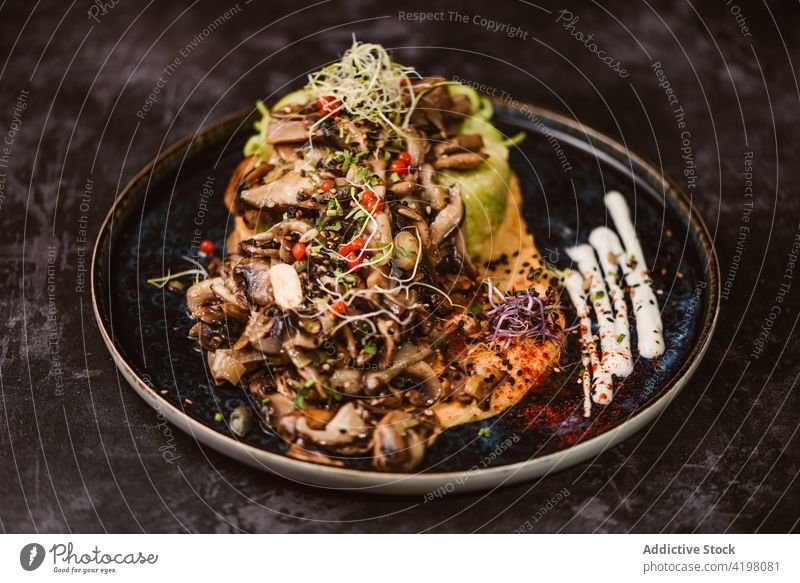 Leckeres Zucchininest mit verschiedenen Pilzen auf dem Teller Asiatische Küche Vegetarier Mahlzeit Abendessen Speisekarte Mittagessen sortiert Spaghetti Nest